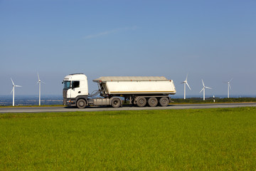 Weißer Schwertransporter auf der Straße