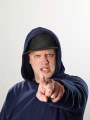 Mann zeigt mit Finger