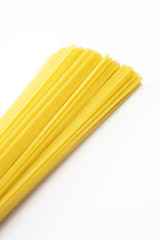 白背景に束ねたスパゲッティーパスタ