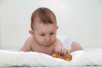 Baby spielt mit Holzspielzeug