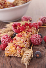granola bar and berries