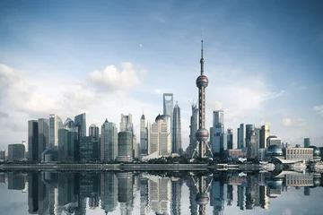 Selbstklebende Fototapete Shanghai Skyline von Shanghai mit Reflexion