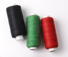 Carretes de hilos de algodón de colores.