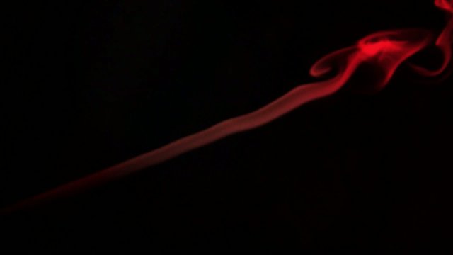 Fum&eacute;e sur fond noir