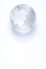 白背景に透明な地球儀