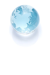 白背景にガラスの地球儀
