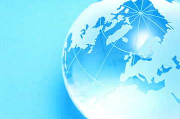 青色の背景に地球儀のアップ