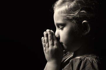Praying child. - obrazy, fototapety, plakaty