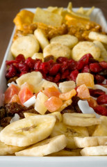 Vassoio con frutta disidratata e salatini