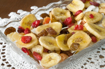 Vassoio in vetro con frutta disidratata