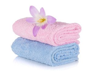 Obraz na płótnie Canvas Pink and blue towels and flower