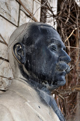 Fototapeta na wymiar posąg mężczyzny z wąsami