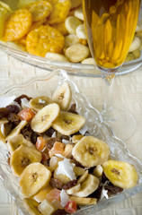 Aperitivo con salatini e frutta disidratata