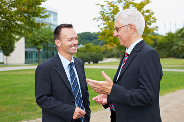 Geschäftsleute beim Dialog