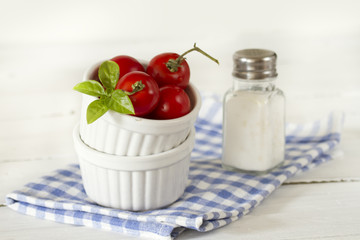 Tomaten mit Salz und Besteck