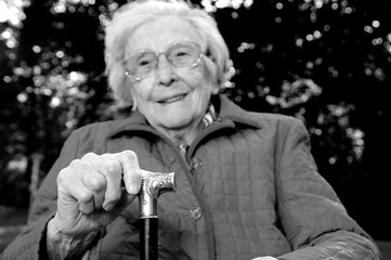 Seniorin mit Stock S/W