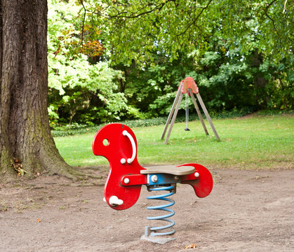 Schaukelpferd auf einem Kinderspielplatz