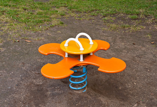 Federger&auml;t - Schaukel f&uuml;r 4 Kinder auf einem Spielplatz