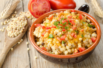Fregola con bottarga, pomodoro e prezzemolo, cucina sarda