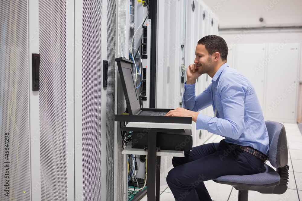 Aufkleber man maintaining the servers