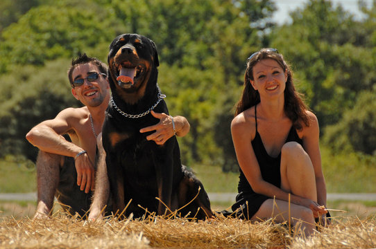 couple heureux avec leur chien