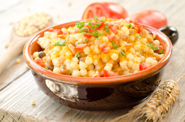 Fregola con bottarga, pomodoro e prezzemolo, cucina sarda