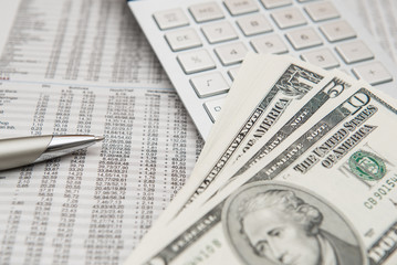 Amerikanische Dollar Banknoten mit Taschenrechner