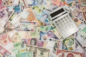 Fototapeta na wymiar Banknoty z różnych krajów świata, z kalkulatora