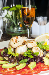 морские гребешки с томатами и авокадо