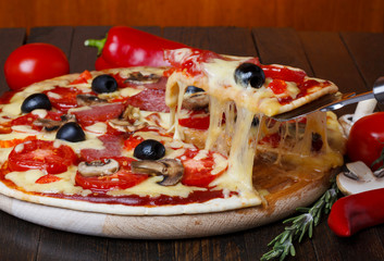 Obrazy na Szkle  gorąca pizza z topiącym się serem
