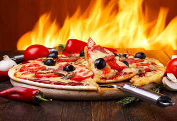 Pizza chaude avec feu de four sur fond
