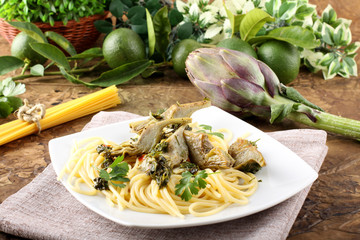 Spaghetti with artichokes and parsley - 45651801