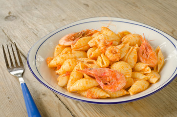 Conchiglie rigate condite con salsa al pomodoro e gamberi