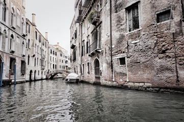 Fototapeta na wymiar ciemne sceny budynków Wenecji i wody, Włochy