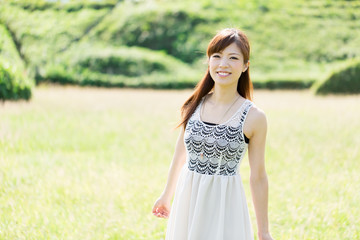 Fototapeta na wymiar Piękna młoda kobieta na zielonym polu. Portret azjatyckich.