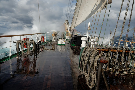 Fototapeta A sailing ship in a storm