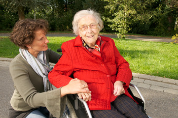 Ältere Dame im Rollstuhl mit Betreuerin