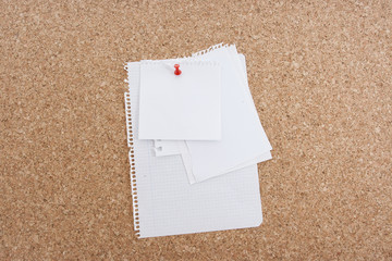 tablon de corcho con papeles blancos