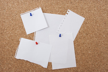 tablon de corcho con papeles blancos