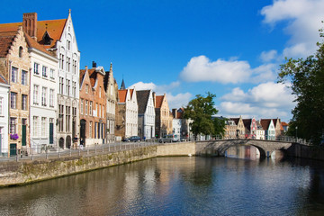 Fototapeta premium Facade of flemish houses and canal in Brugge