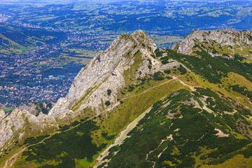 Fototapeta na wymiar Giewont - Famous szczyt polskich Tatr z krzyżem na szczycie.