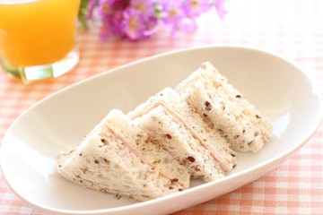 Ham sandwich on multigrain bread