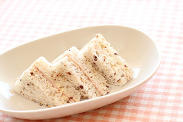 Ham sandwich on multigrain bread