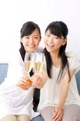 シャンパンを持つ女の子二人