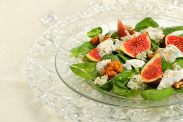 Figs salad with spinach, cheese and walnut