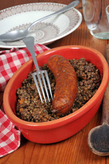 Petit plat de lentilles et saucisse