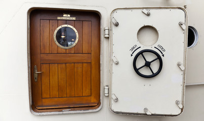 Ship's door with Porthole with round handle