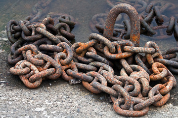 Fototapeta premium Rusty ship chain on the stone coast