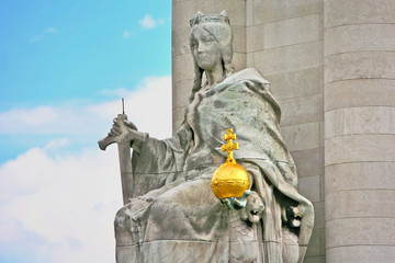 Paris: Detail mit eine Steinstatue vom Pont Alexandre III