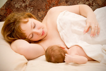 Obraz na płótnie Canvas Newborn baby is breast feeding.